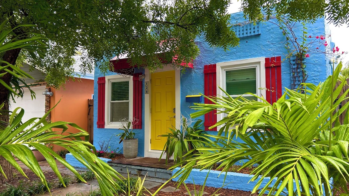 Lake Worth Cottage | Joel's place: cozy 2 bedroom cottage with heated pool