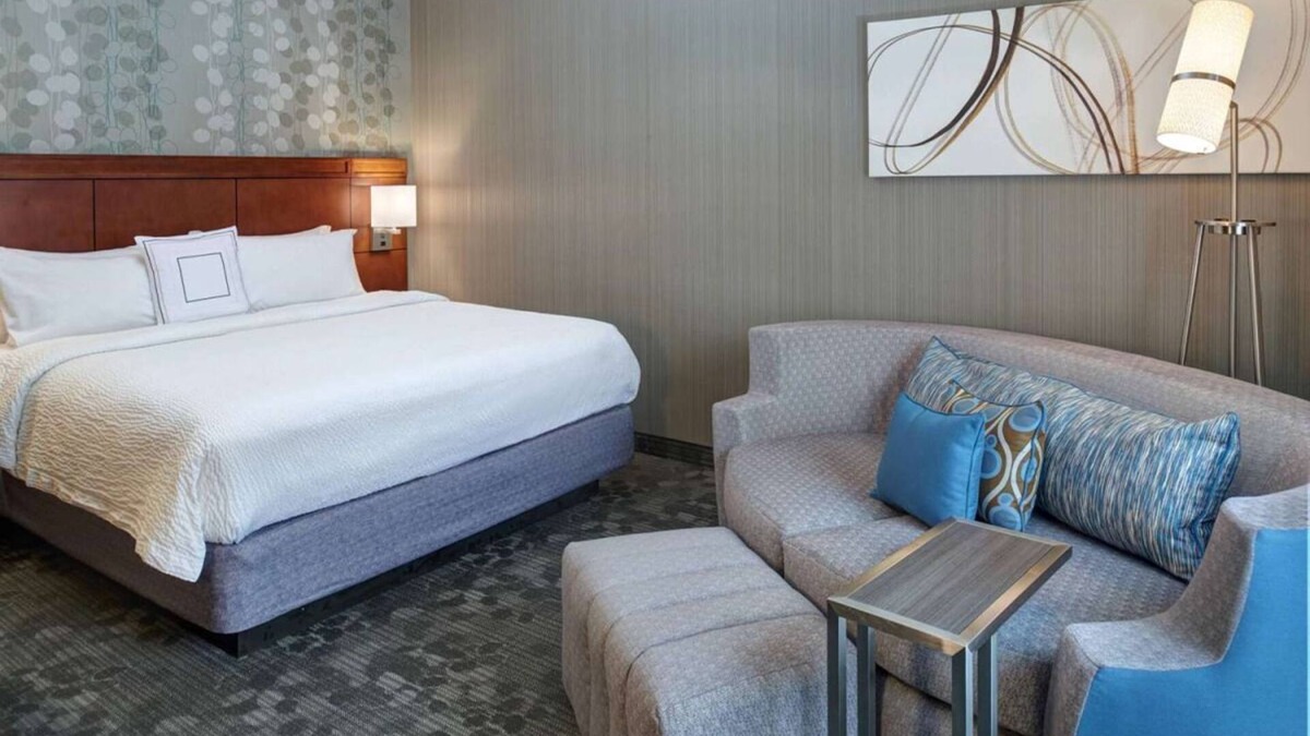 Brookfield Hotel | Jogging and Walking in Lamplighter Park! Indoor Swimming Pool , Pets Allowed!