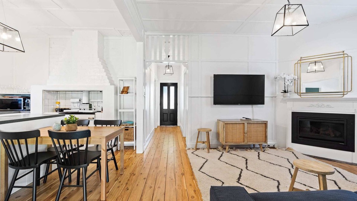 Orange House | Johnno's Cottage - Prime Location - Sleeps 4