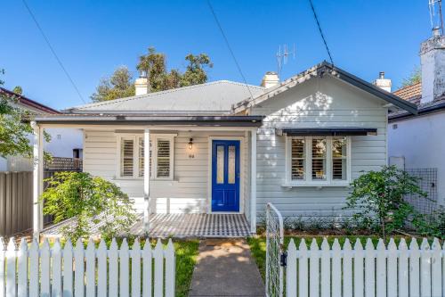 Orange House | Johnno's Cottage - Prime Location - Sleeps 4