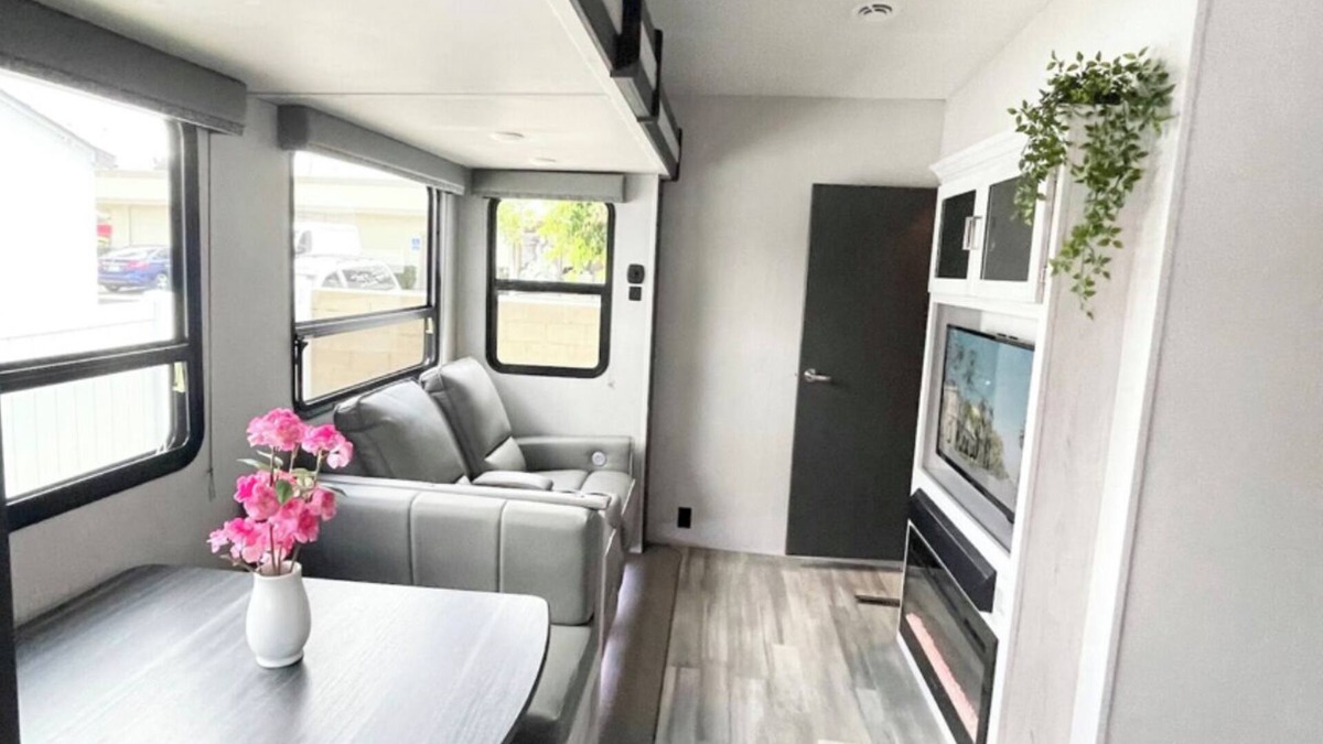 Lincoln Acres House | Johnny Love, Modern and Bright Paradise RV