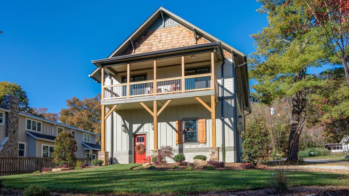 Black Mountain Cottage | Johnson Carriage House-Walk to Downtown Black Mountain