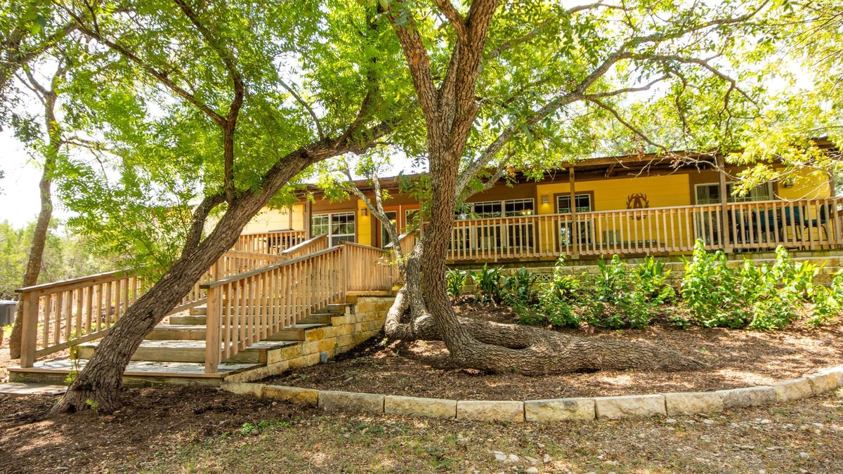 Ingram House | JOHNSON CREEK - YOUR HILL COUNTRY GETAWAY! Fishing/kayacking/hot tub/fire pit.
