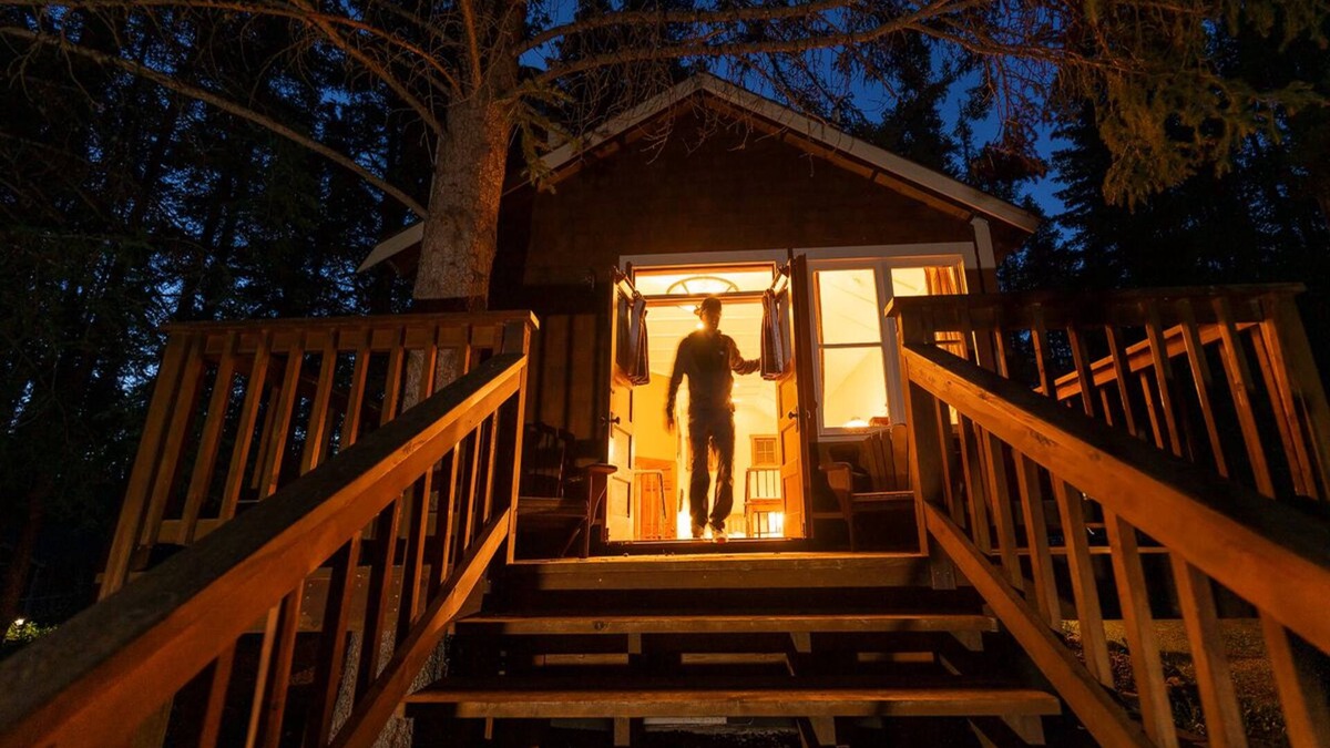 Johnston Canyon Resort | Johnston Canyon Lodge and Bungalows