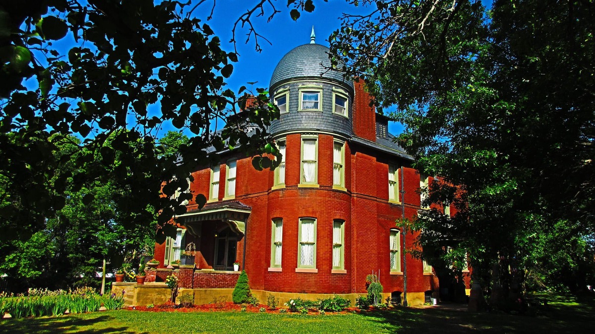 Keokuk Bed & Breakfast | Johnston Mansion Bed and Breakfast price shown is Vrbo Mansion price