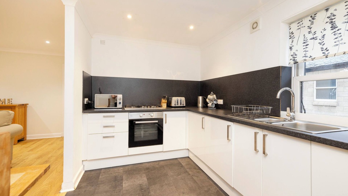 West End Apartment | JOIVY Gorgeous Flat Near Edinburgh Castle W/Parking