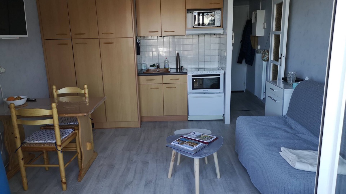Courseulles-sur-Mer Condo | Joli Appartement Avec Chambre Séparée et Grande Loggia à 200m de la Plage