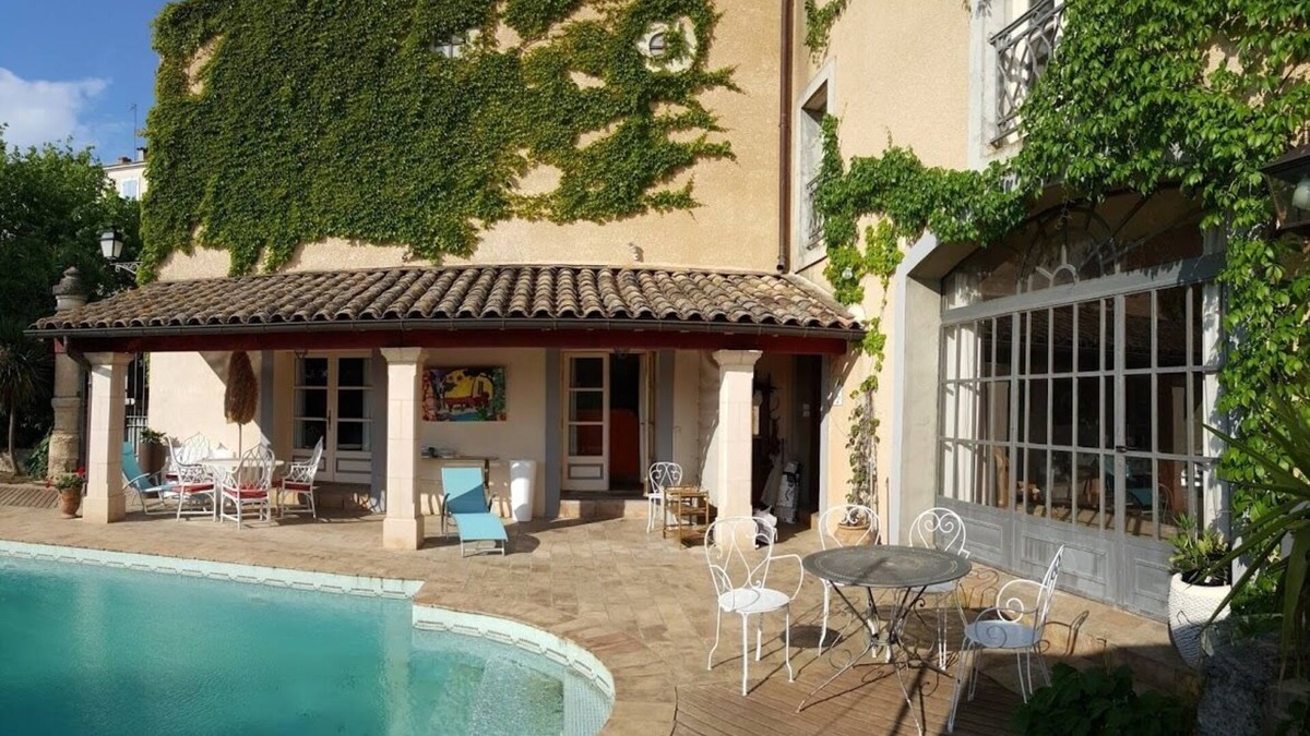 Plaissan Apartment | Joli Appartement en Bord de Piscine, Dans un Domaine Clos et Paisible
