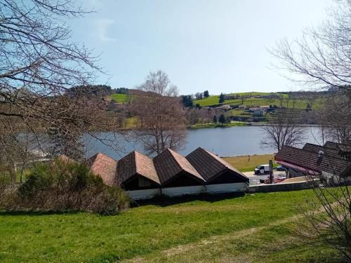 Saint-Remy-Sur-Durolle House | Joli Gîte Rouge Au Bord Du Lac