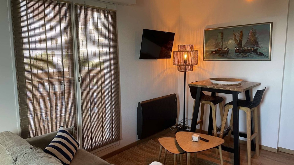 Saint-Etienne-la-Thillaye Apartment | Joli Studio Avec Balcon en Bord de mer