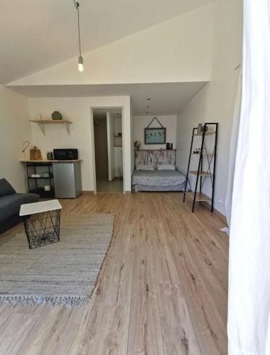 Chateauneuf-Val-Saint-Donat Apartment | Jolie suite baignée de lumière