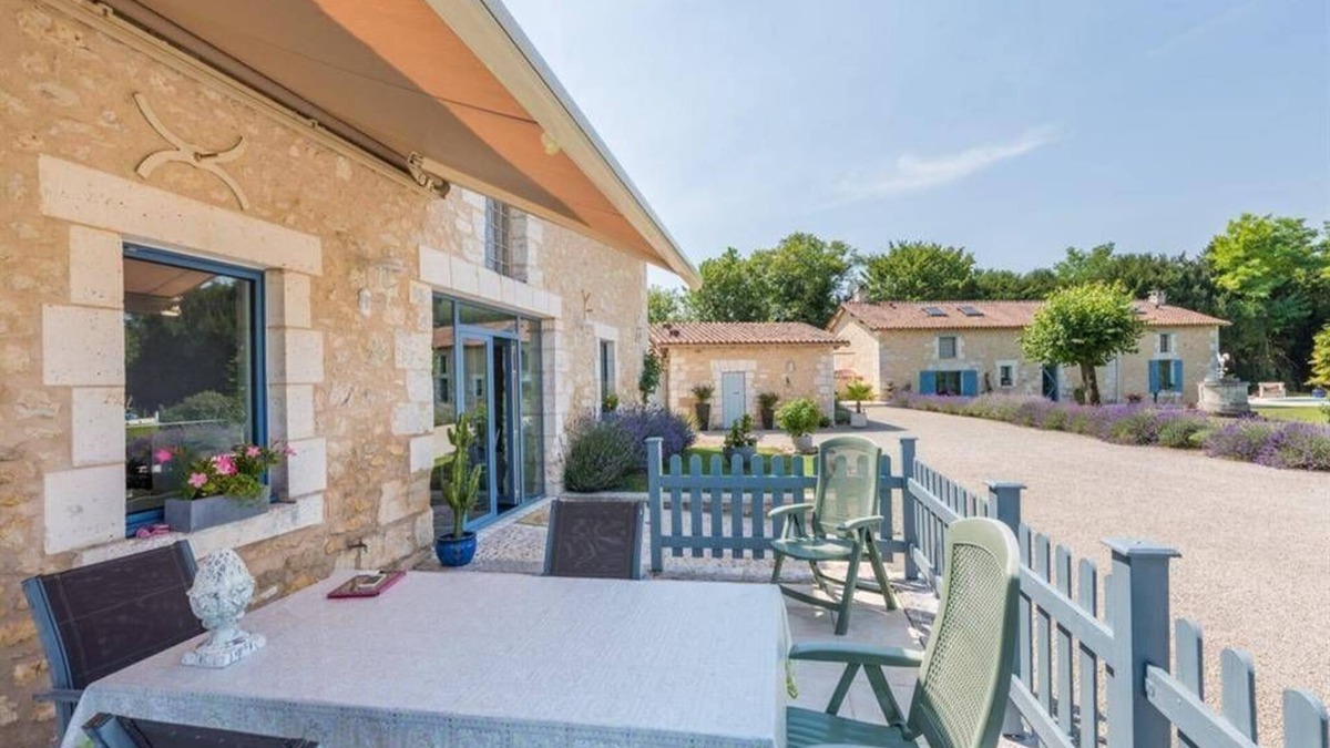 La Chapelle-Faucher Villa | Jolie Gîte DE Charme EN Pierre Avec Piscine Chauffée Privée Pour 8 Personnes