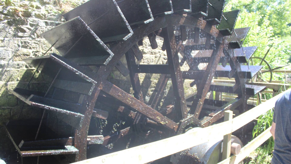 Pommerit-le-Vicomte Cottage | Jolie longére moulin à eau avec roue en action.
