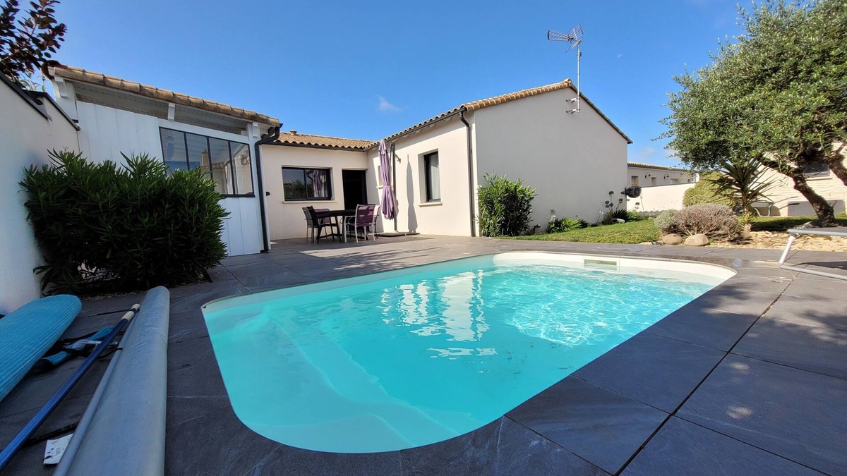 Chauray House | Jolie Maison au Calme Avec Piscine Chauffée et Cuisine D'été Dans un Lotissement