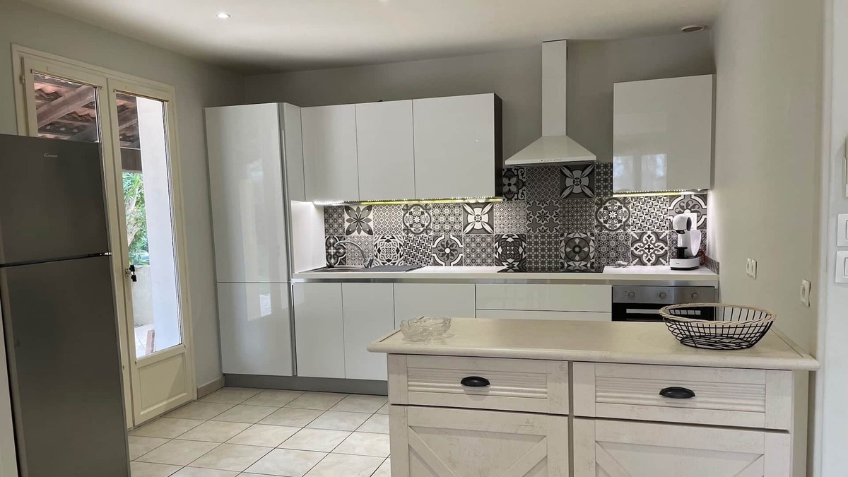 Florensac Villa | Jolie Villa Avec Garage , Parking Privé et Jardin a 15 mn des Plages