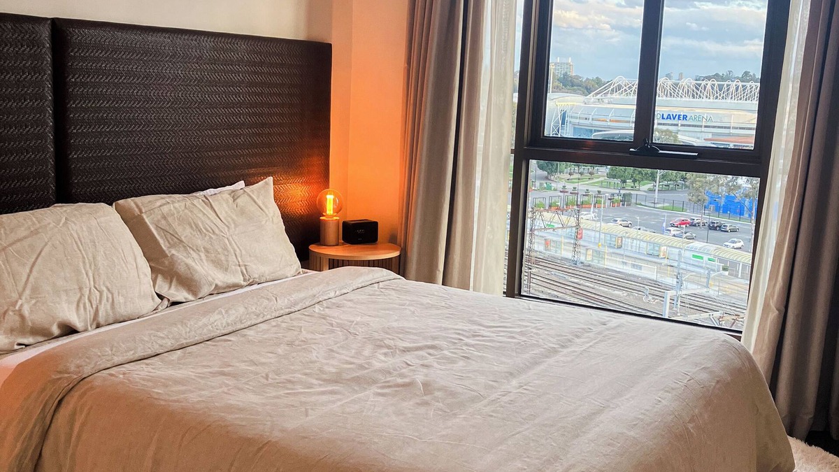 East Melbourne Apartment | Jolimont Views - Centrally located top floor apt overlooking MCG/Rod Laver