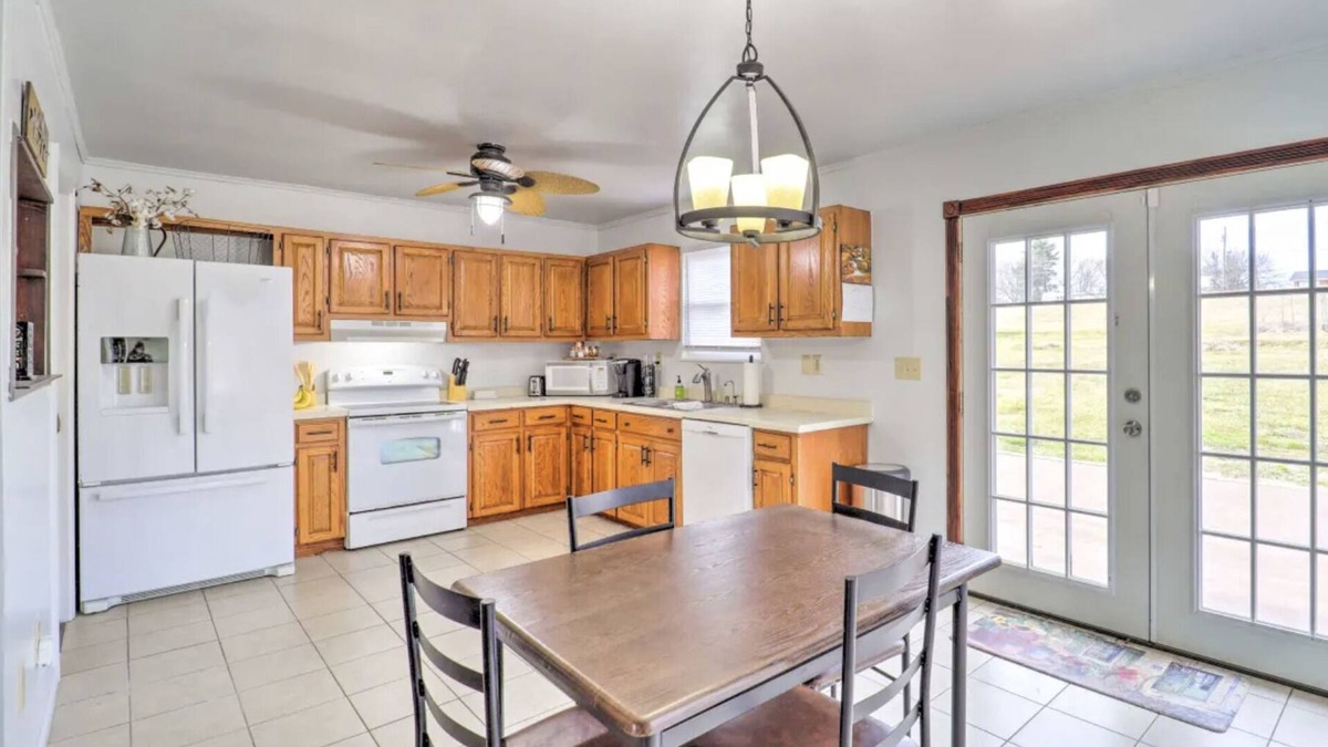 Jonesborough House | Jonesborough Country Feel close to everything in Johnson City! Mountain Views!