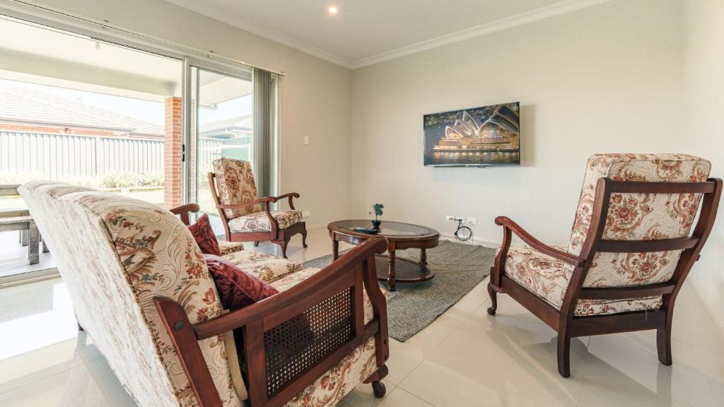 Jordan Springs House | Jordan Spring Sweet 5 Br -Close to Shops&Parks