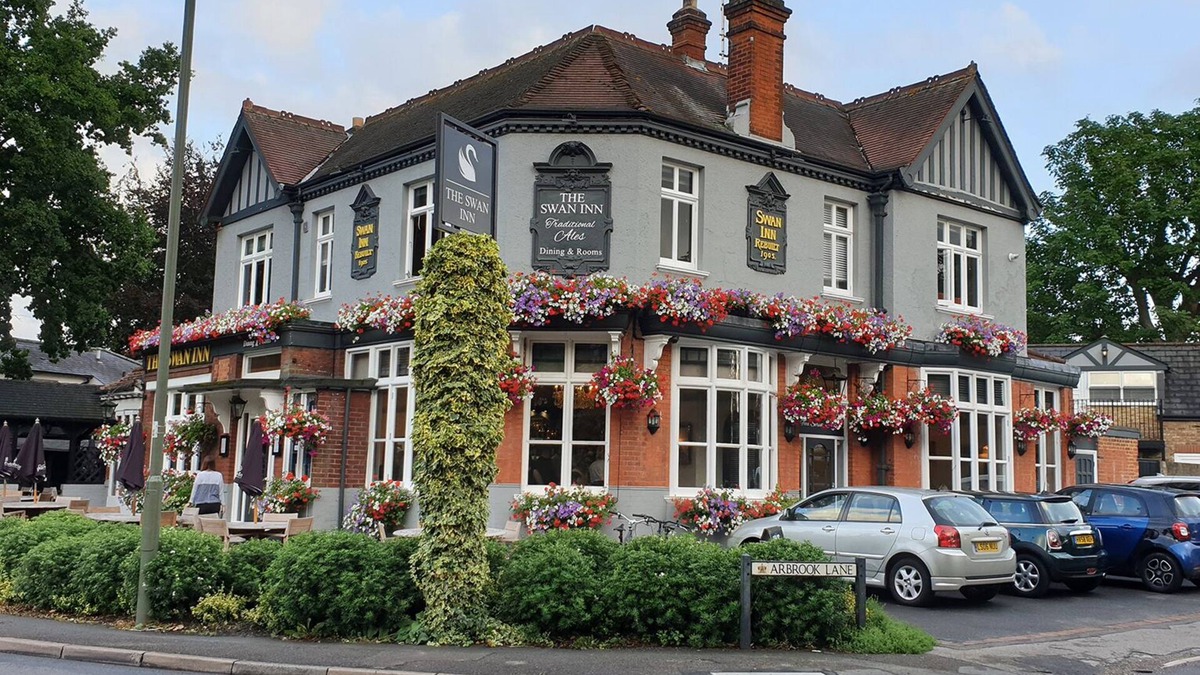 Esher Bed & Breakfast | José Pizarro The Swan Inn Esher