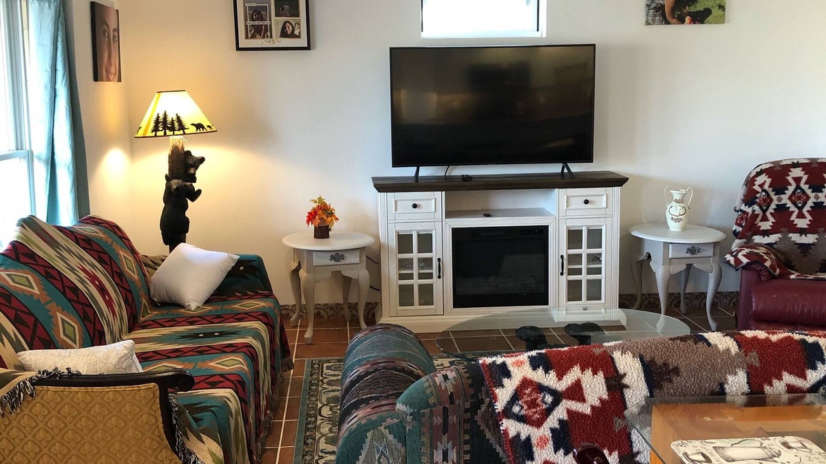 Jim Thorpe Apartment | Josephine's Apartment at Packer Hill Avenue-DOWNTOWN Jim Thorpe