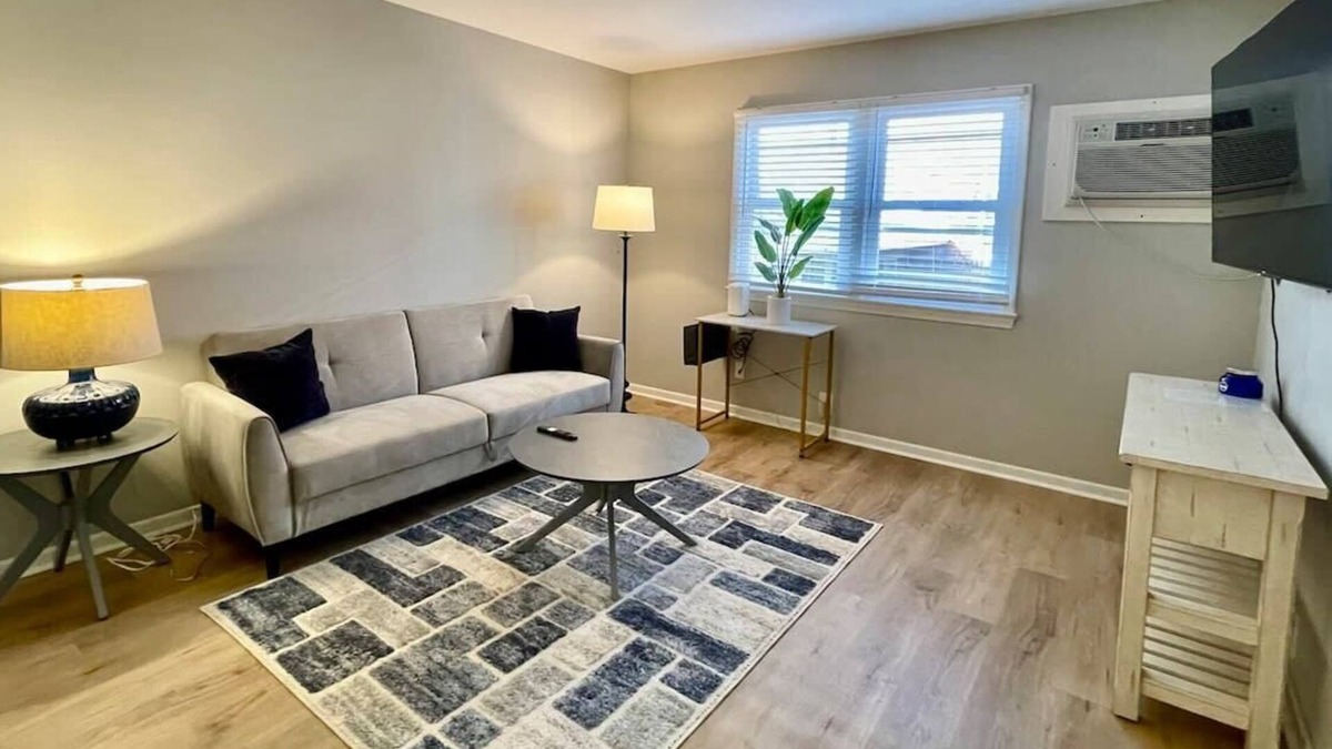 Joslyn Castle Apartment | Joslyn 5-One Bdrm walk to UNMC