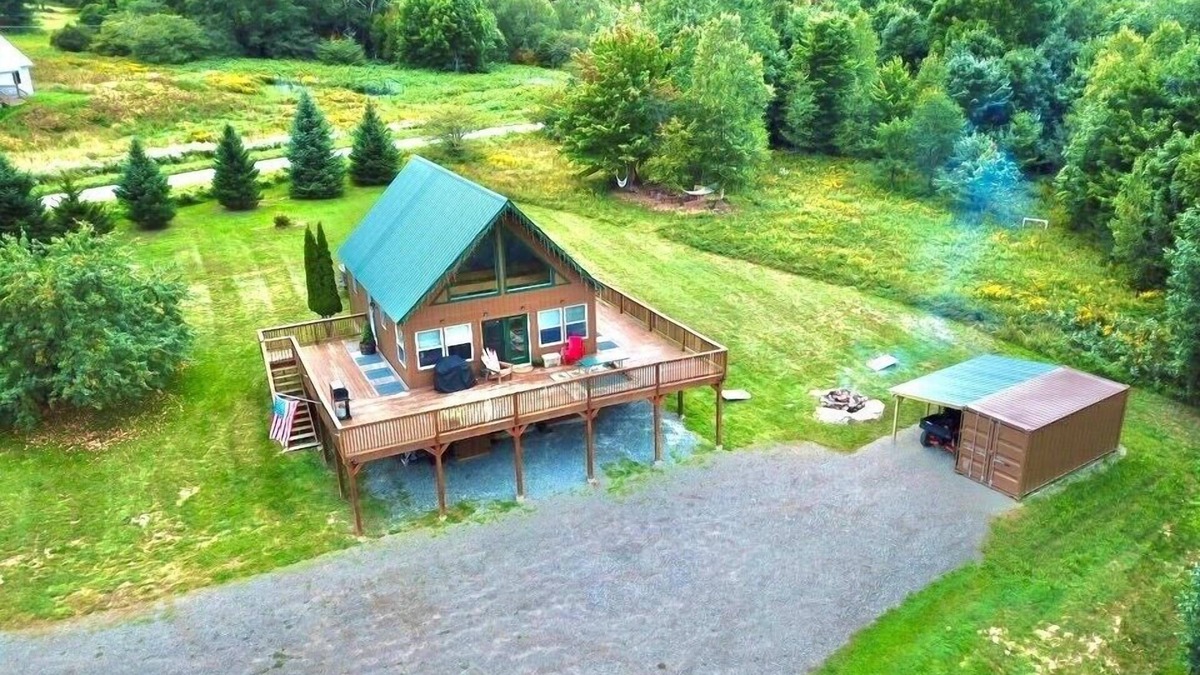 North Troy House | Journeys End Chalet - Minutes to Jay Peak!