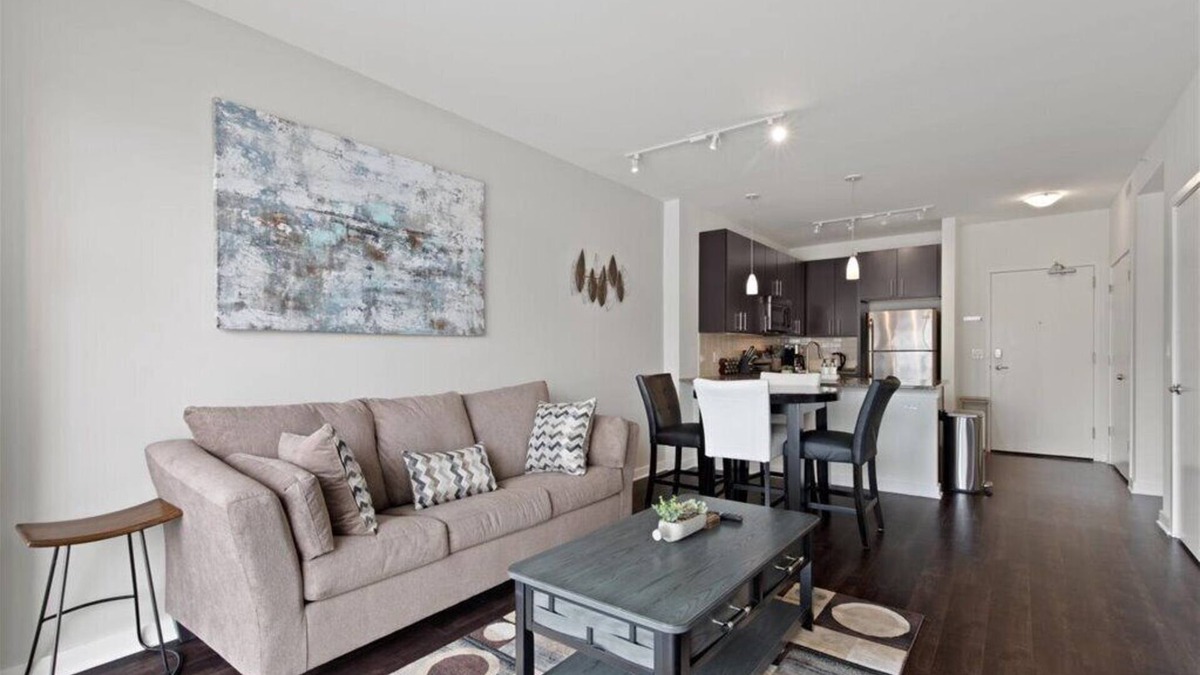 Evanston Apartment | "Joy of Evanston" 1BDR, KING EXEC Suite, pool+Gym