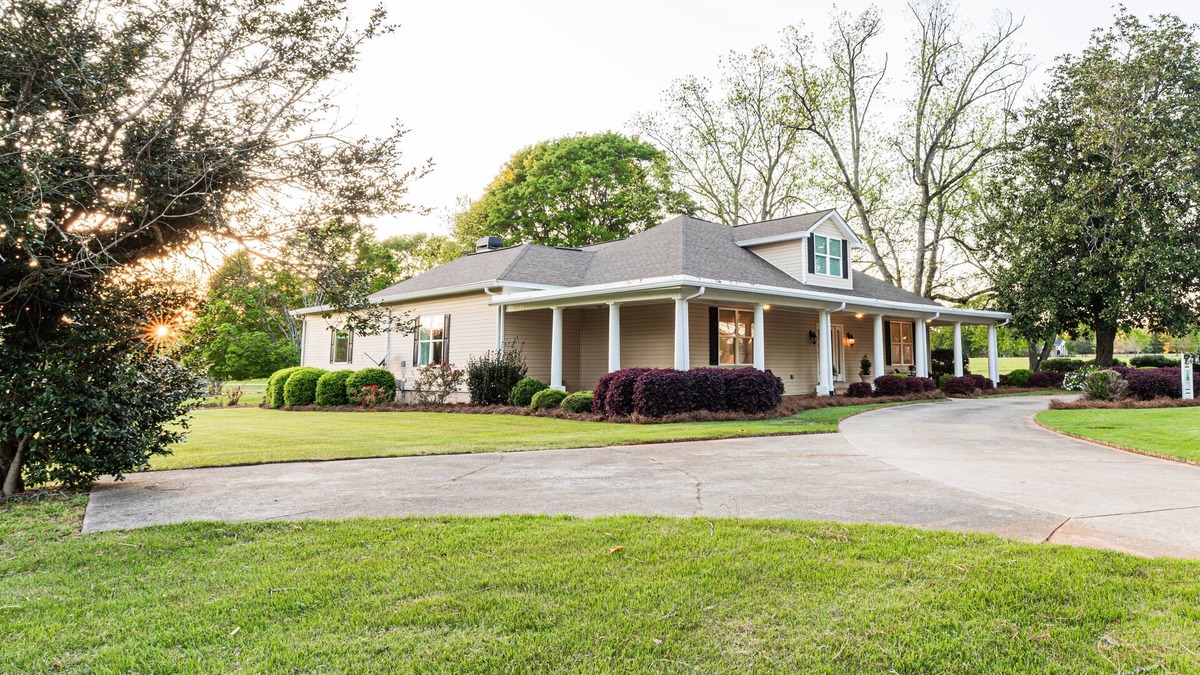 Griffin House | Joyce's Place at Addis Acres/spacious luxury/gorgeous water view/fire pit