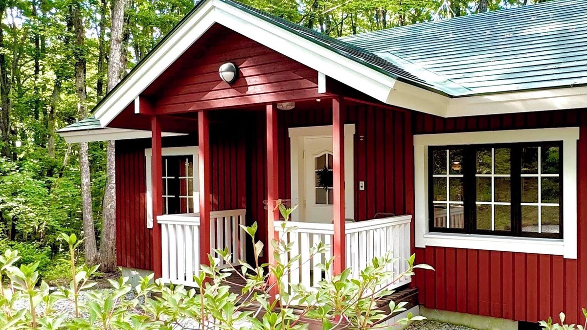 Tsumagoi House | Enjoy a private sauna and authentic charcoal BBQ in the quiet forest of Kita-Karuizawa at the bright red Finland House.