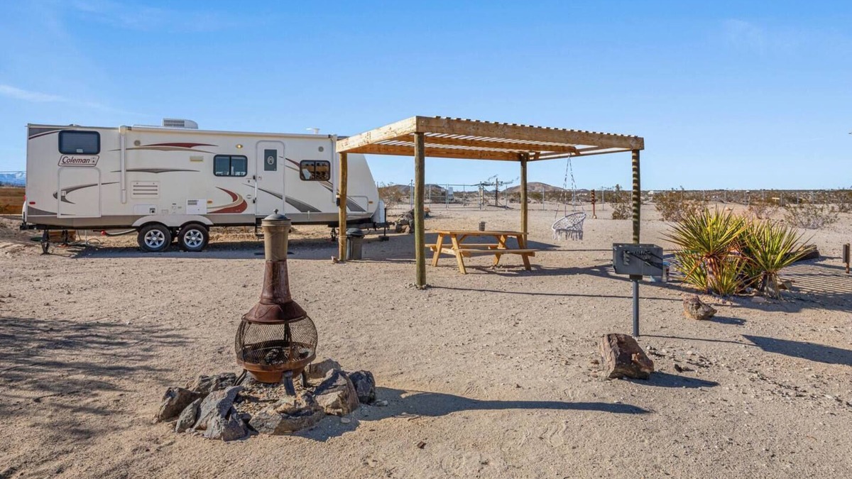 Joshua Tree House | JT Village Campground - Bunkhouse