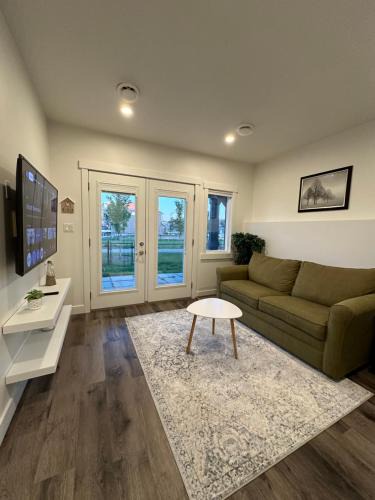 Southeast Edmonton Apartment | Juanus Cozy Cove