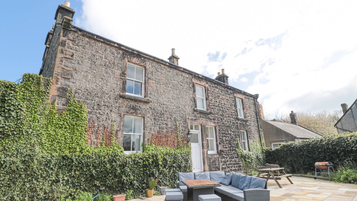 Embleton House | JUBILEE HOUSE, pet friendly, with a garden in Embleton