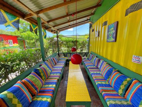 Little Bay Hostel | Judy House 2 - Lewis Backpacker Hostel