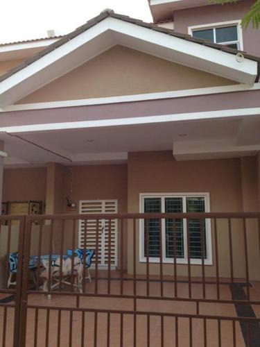 Kampung Telaga Batin House | Julina Homestay