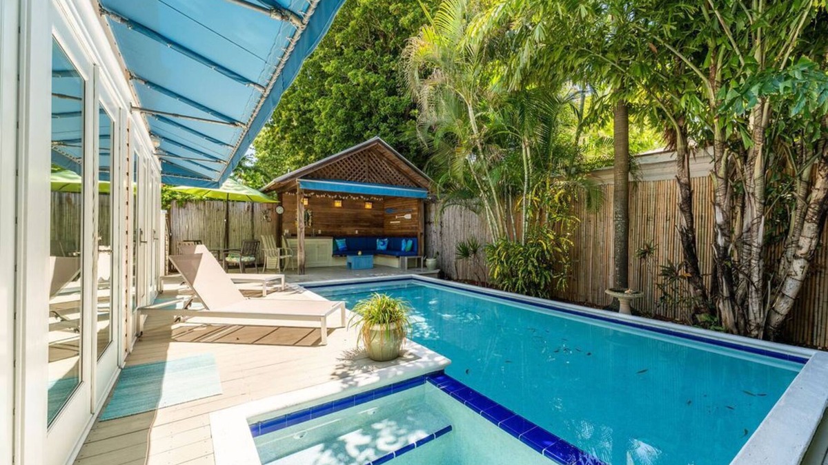 The Meadows House | JUNE-SEPT. WEEKLY DISCOUNT! - BOTTOMS UP BUNGALOW 2 Bed/2 Bath PRIVATE POOL