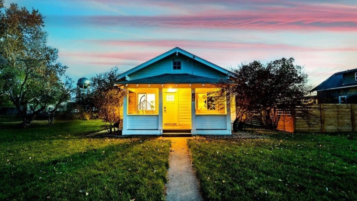 College Place House | Jungalow Bungalow w/hot tub right across from WWU, close to downtown and shops!