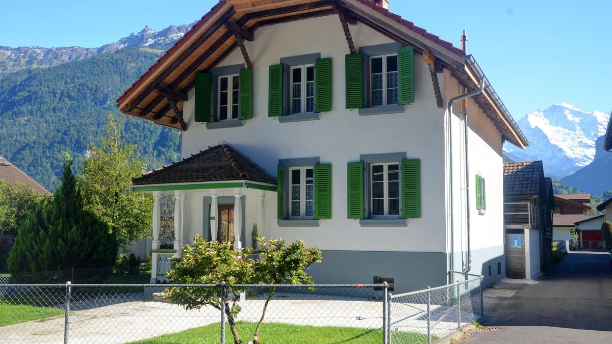 Matten bei Interlaken House | Jungfrau Family Holiday Home, 5 bedrooms, sleeps 10, garden, BBQ, and parking