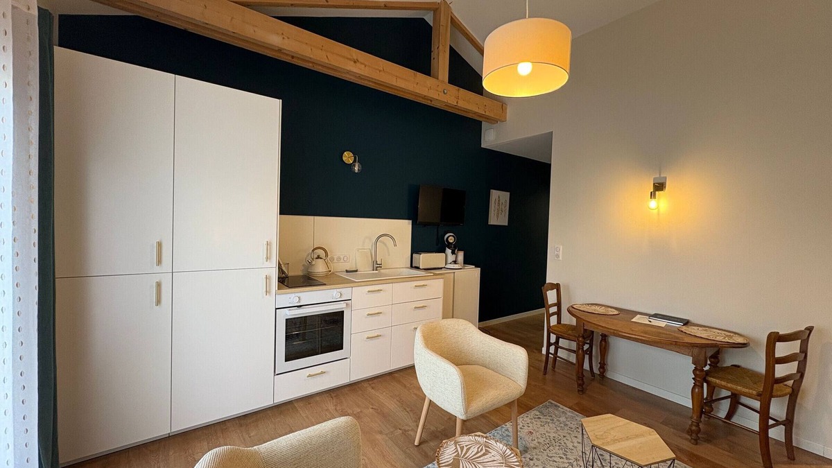 Port-Saint-Pere Cottage | Jungle Studio with Terrace and Heated Pool near Nantes