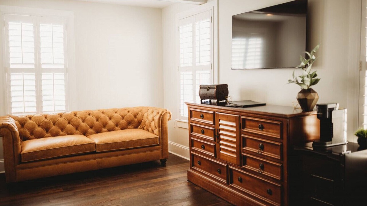 Downtown Hotel | Junior Suite - 1 King · The Jefferson Inn Rm. 15