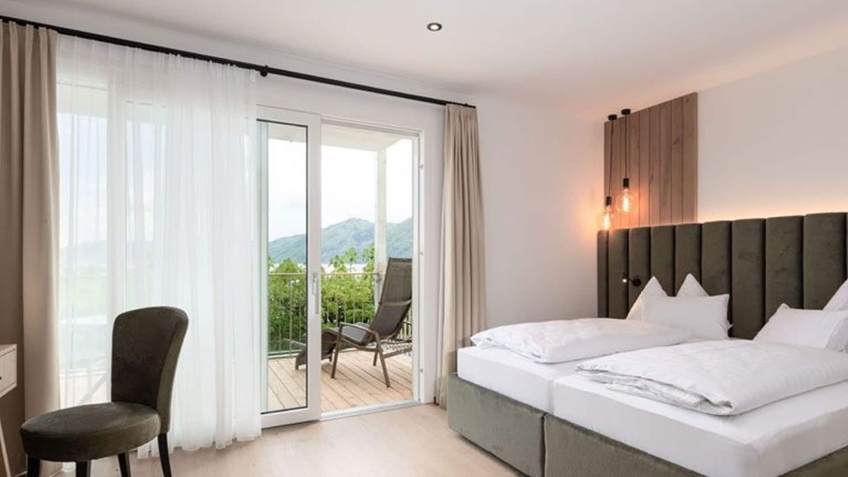 Unterach am Attersee House | Junior Suite 2022 with balcony and lake view - Attersee 7 - Hotel STADLER am Attersee, Ihr Seehotel im