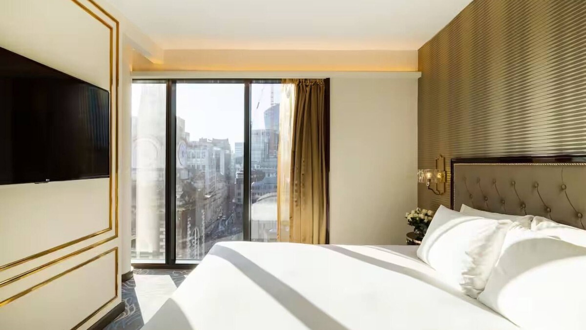 Portsoken Hotel | Junior Suite in East London – Walk-In Shower, City Views