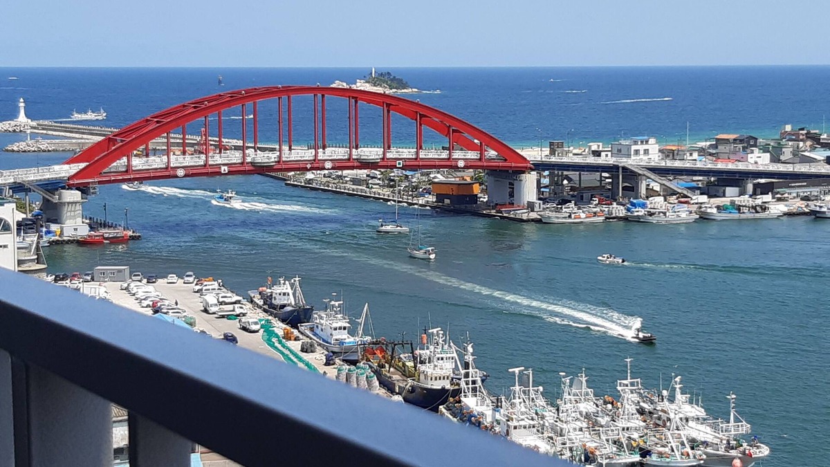 Sokcho Hotel | Junior suite room on the 11th floor with views of the sea, lake and mountain.