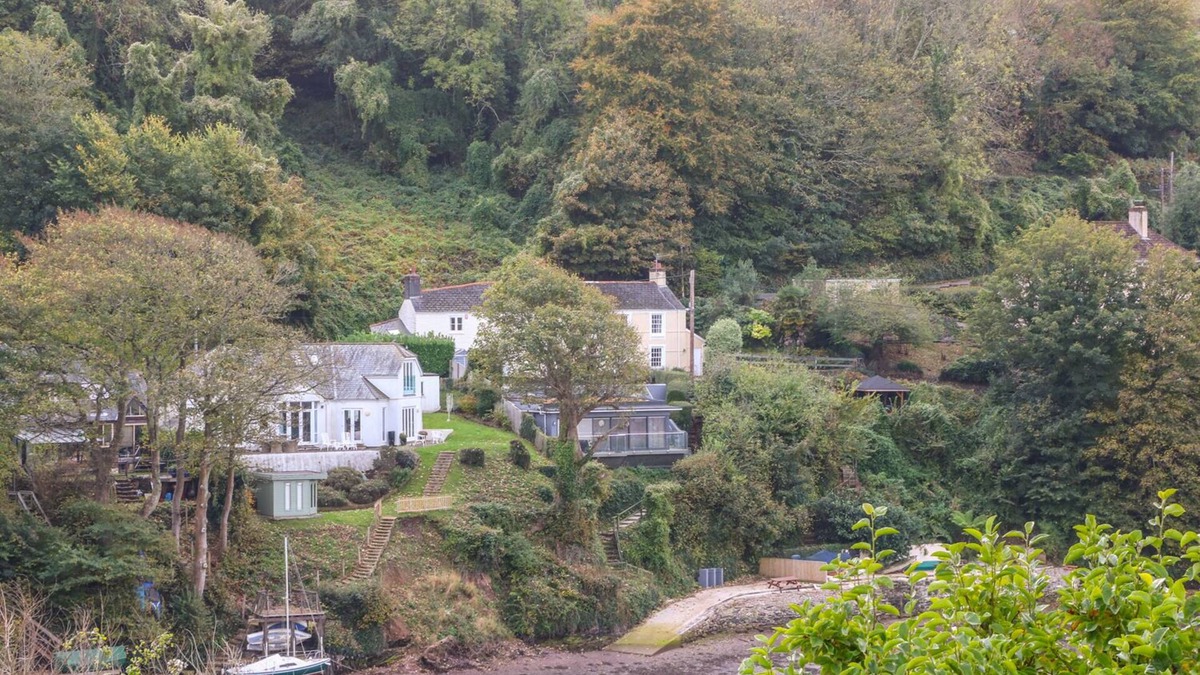 Noss Mayo Cottage | JUNKET COTTAGE, pet friendly, luxury holiday cottage in Noss Mayo