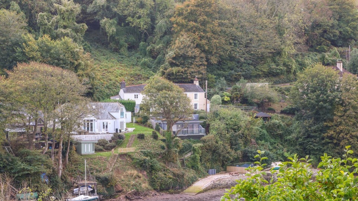 Newton Ferrers Cottage | JUNKET STUDIO, pet friendly, luxury holiday cottage in Noss Mayo