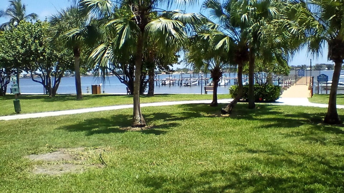 Jupiter Plantation House | JUPITER WATERFRONT GEM! On the historic Loxahatchee River.