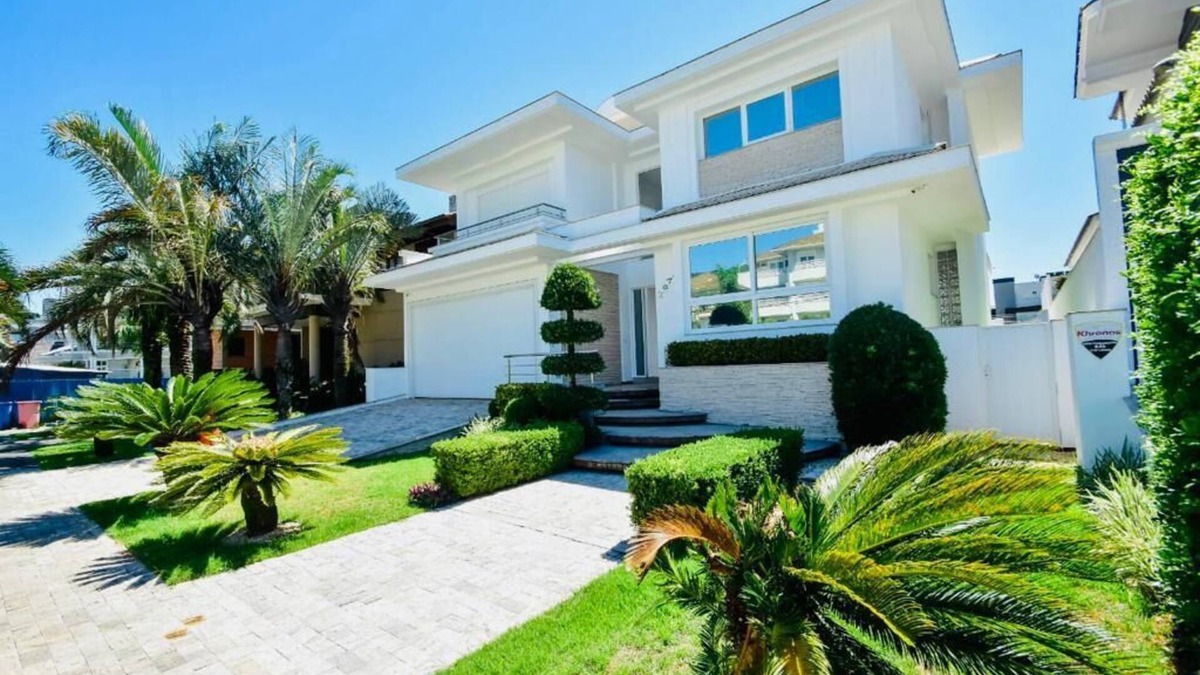 Jurere Internacional House | Jurerê Internacional - Mansion 200m from the beach.