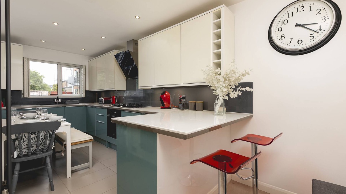 Shaftesbury Apartment | 'Just 20 mins from Buckingham Palace + Free Parking Space! "