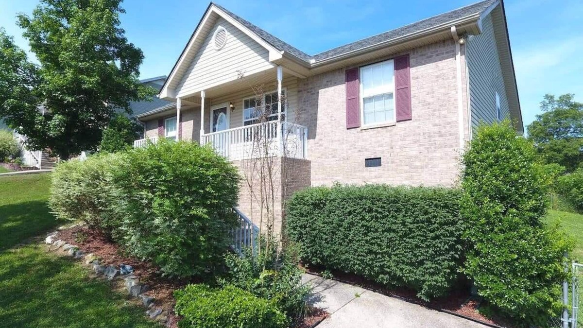 Millersville House | Just 20 minutes to Nashville, with a fenced yard included