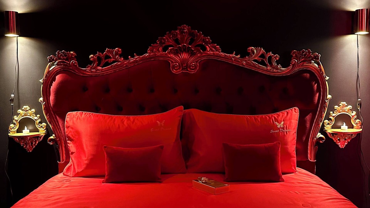 Villeneuve-le-Roi House | Just 30m from Paris, our loveroom-spa is the perfect setting for unforgettable moments.