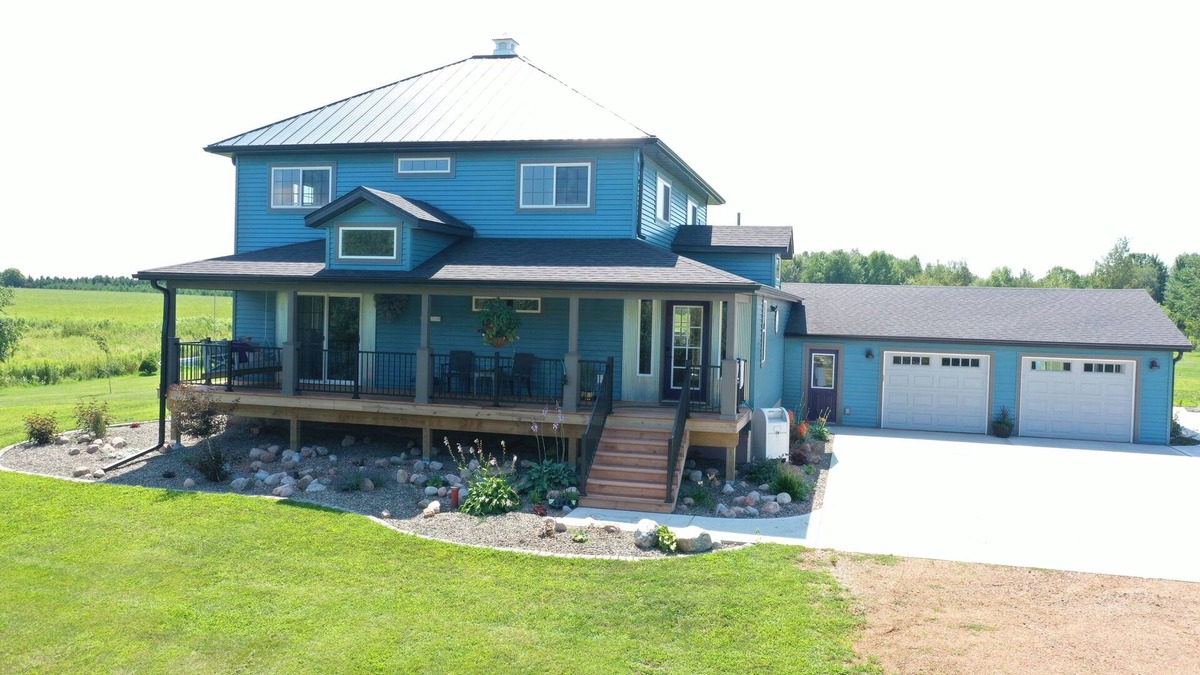Wausau House | Just 5 minutes from Rib moutain, charming Farmhouse style home